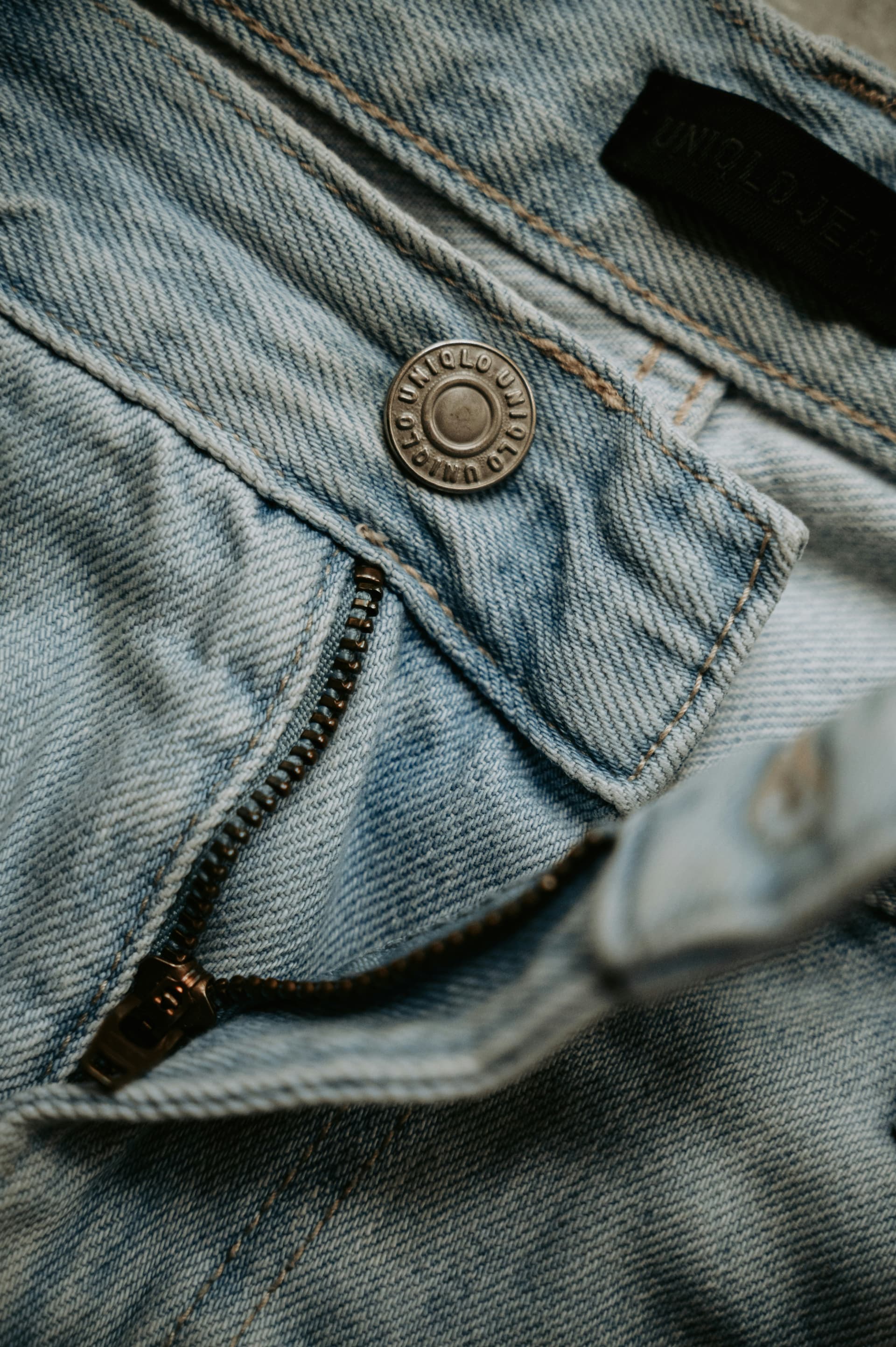 Détail bouton et fermeture éclair denim